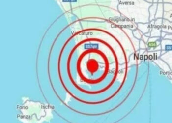 Forte scossa di terremoto ai Campi Flegrei: paura a Napoli, gente in strada nella notte