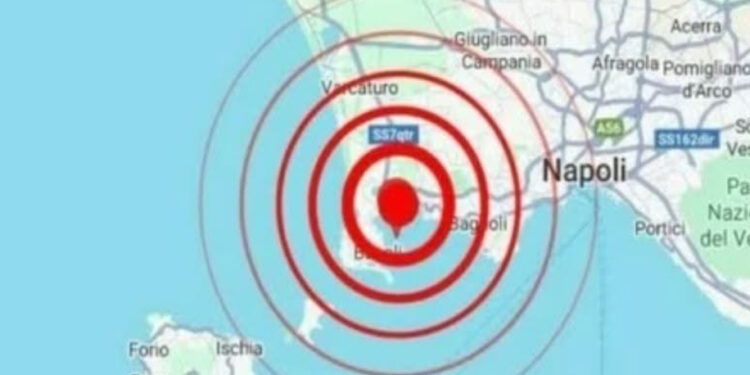 Forte scossa di terremoto ai Campi Flegrei: paura a Napoli, gente in strada nella notte