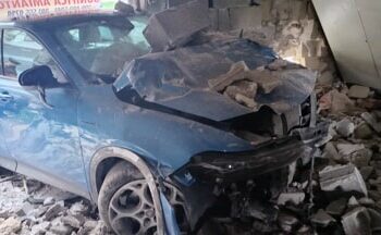 Centro Direzionale di Napoli: auto schiantata contro il muro del mercato