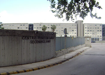 Telefonini trovati nel penitenziario di Secondigliano