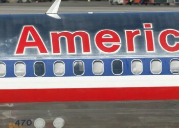 Incidente all’aeroporto di Denver: un aereo di American Airlines prende fuoco dopo l’atterraggio
