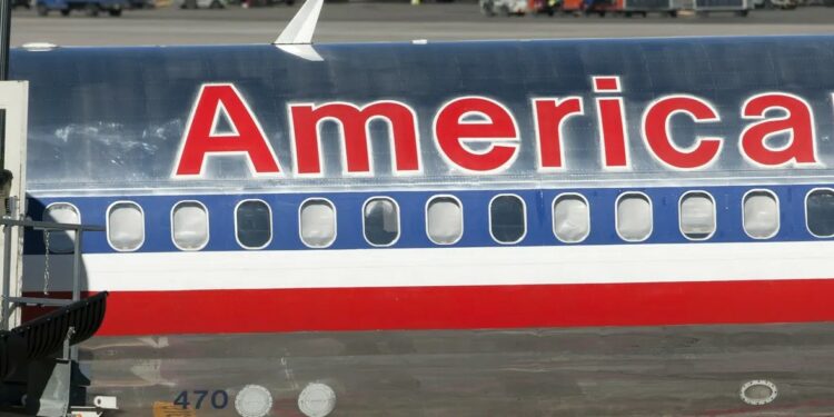 Incidente all’aeroporto di Denver: un aereo di American Airlines prende fuoco dopo l’atterraggio
