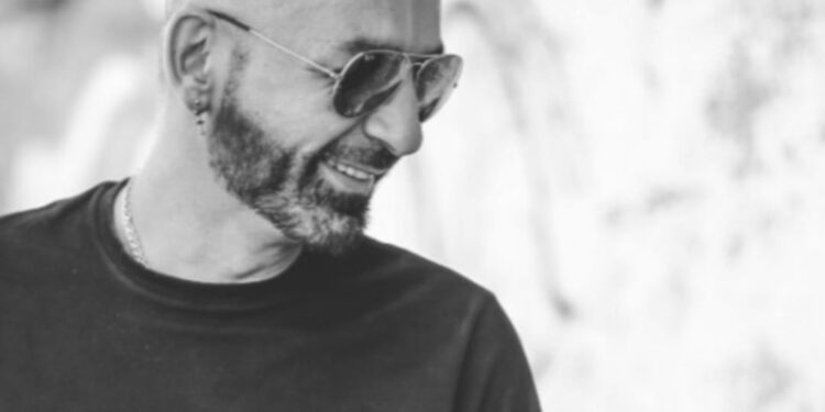 Perquisizione della GDF nell’abitazione del cantautore Cosimo Merolla: scambiato per un Influencer, ma estraneo ai fatti