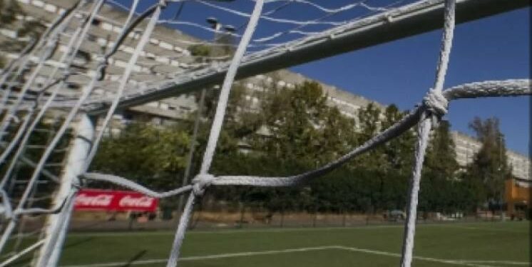 Violenza nel calcio giovanile: genitore aggredisce arbitro 16enne a Salerno