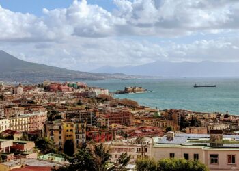 Rapina a Corso Umberto I (Napoli): rubano Rolex e soldi, poi sfregiano la vittima con un coltello