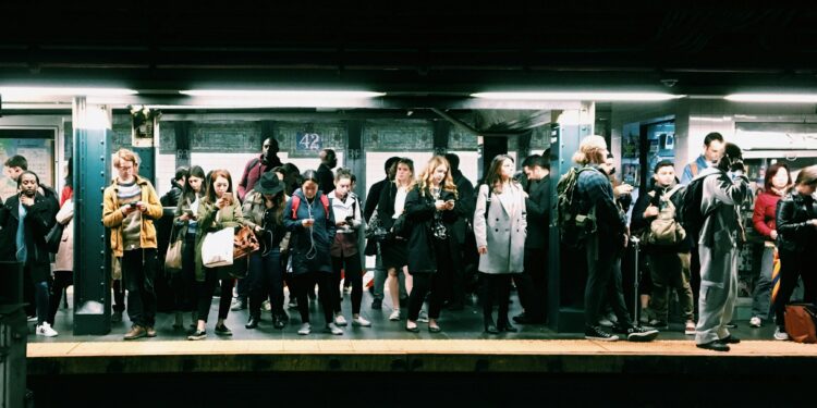 Intervento dei Vigili del Fuoco sulla Metro Linea 1 di Napoli: circolazione interrotta