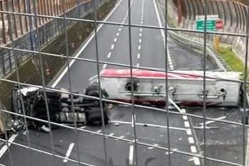 Grave incidente sulla Tangenziale di Napoli: autocisterna di carburante si ribalta, traffico paralizzato
