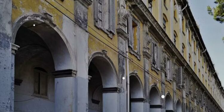 Blitz della polizia locale: sequestrata discoteca abusiva con 800 persone a Napoli