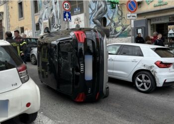 Incidente stradale a via Salvator Rosa: auto si ribalta, traffico in tilt