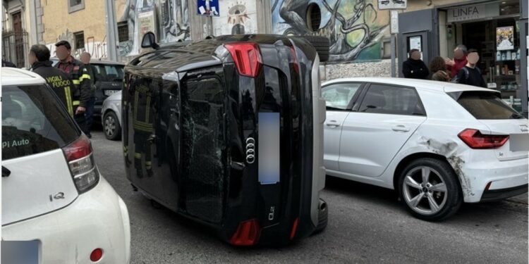 Incidente stradale a via Salvator Rosa: auto si ribalta, traffico in tilt