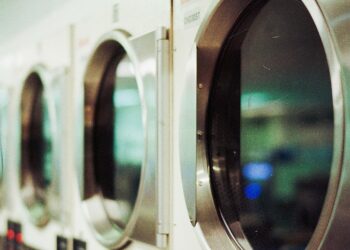 Sequestrata lavanderia industriale a Secondigliano: riforniva ospedali e hotel di lusso