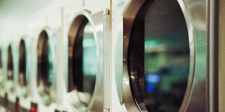 Sequestrata lavanderia industriale a Secondigliano: riforniva ospedali e hotel di lusso