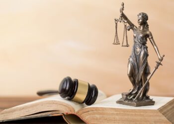 Napoli, prime scarcerazioni nell’indagine sui certificati di morte