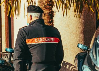 Esplosione di ordigno artigianale davanti a centro scommesse a Torre Annunziata: paura e danni