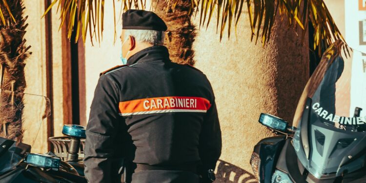 Esplosione di ordigno artigianale davanti a centro scommesse a Torre Annunziata: paura e danni