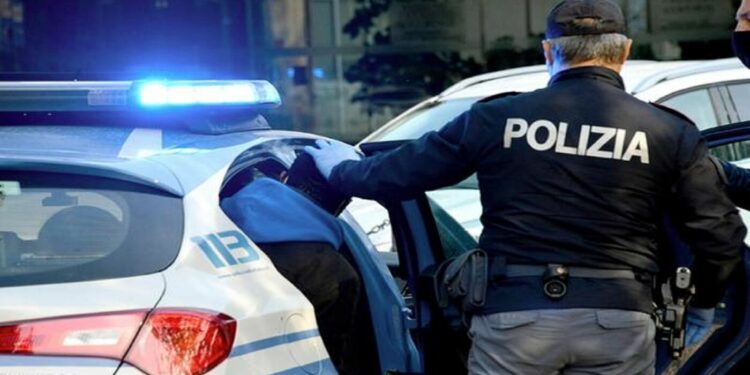Arresto e denuncia per due napoletani dopo un inseguimento a via Materdei