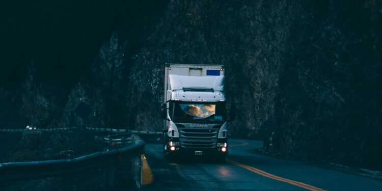 Autocisterna ribaltata in tangenziale: 40mila litri di carburante, in corso sgombero per centinaia di persone