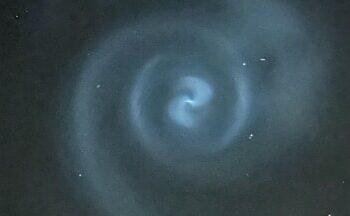 Un misterioso fenomeno nel cielo: la spirale blu che ha incantato l’Italia