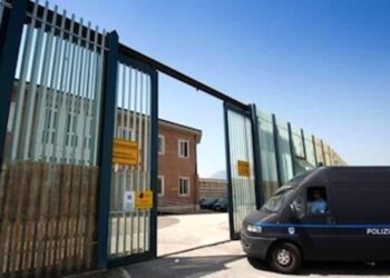 Avellino, carcere di Bellizzi: detenuto aggredisce poliziotto e si ferisce