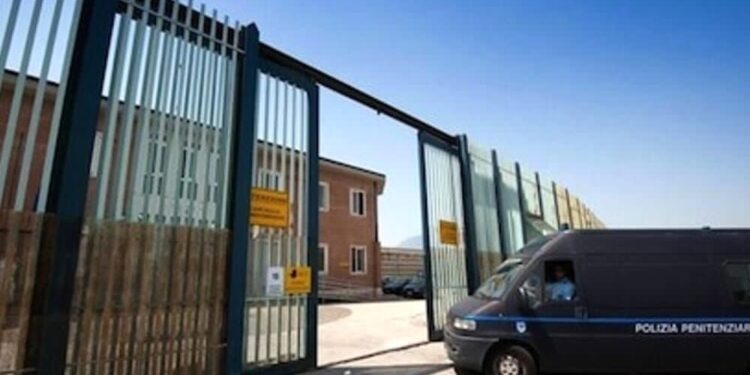 Avellino, carcere di Bellizzi: detenuto aggredisce poliziotto e si ferisce