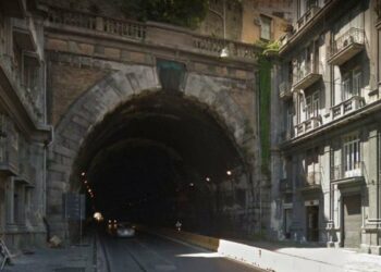 Incidente nella galleria Quattro Giornate: traffico in tilt e pista ciclabile insicura