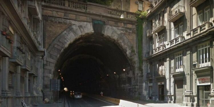 Incidente nella galleria Quattro Giornate: traffico in tilt e pista ciclabile insicura