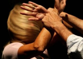 Pomigliano d’Arco: 46enne aggredisce la madre e minaccia il fratello