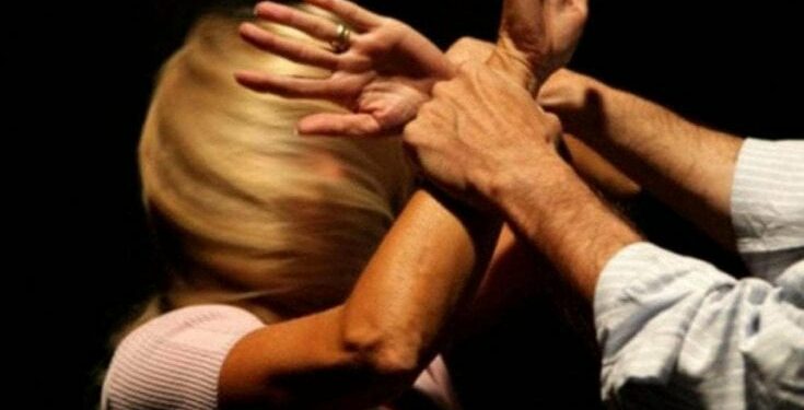 Pomigliano d’Arco: 46enne aggredisce la madre e minaccia il fratello