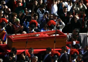 Papa Francesco, folla in Vaticano per l’ultimo saluto: sabato i funerali alla presenza dei leader mondiali