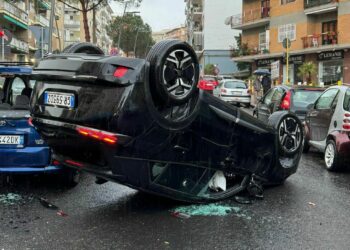 Paura ai Colli Aminei: auto si ribalta in via Nicolardi, ferito il conducente
