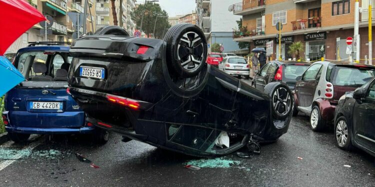 Paura ai Colli Aminei: auto si ribalta in via Nicolardi, ferito il conducente