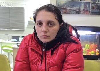 Gloria, giovane madre in difficoltà, riceve aiuto da Pino Grazioli per ricongiungersi con la figlia