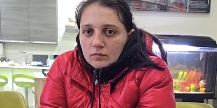 Gloria, giovane madre in difficoltà, riceve aiuto da Pino Grazioli per ricongiungersi con la figlia