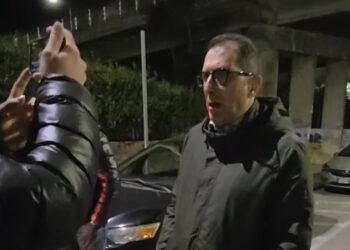 Padre e figlio senzatetto con il loro cane trovano aiuto a Nocera Inferiore grazie all’intervento del sindaco e di Pino Grazioli