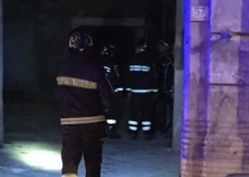 Palazzo a rischio crollo a Caserta: inquilini evacuano, ma una coppia si barrica in casa