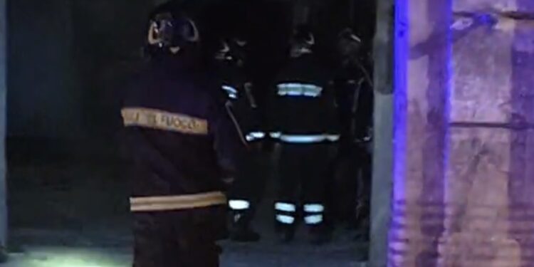 Palazzo a rischio crollo a Caserta: inquilini evacuano, ma una coppia si barrica in casa