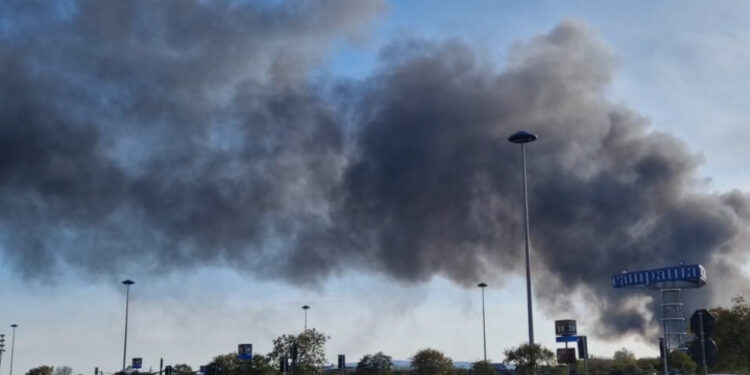 Incendio nell’area industriale di Pascarola: azienda di solventi in fiamme, evacuati 70 lavoratori