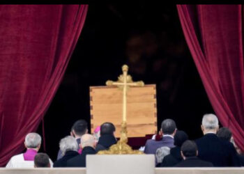 Roma si ferma per l’ultimo abbraccio a Papa Francesco: migliaia in Piazza San Pietro