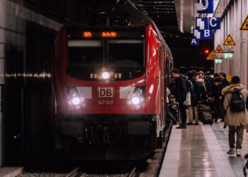 Paura sulla Circumvesuviana: treno evacuato per fumo a Castellammare di Stabia
