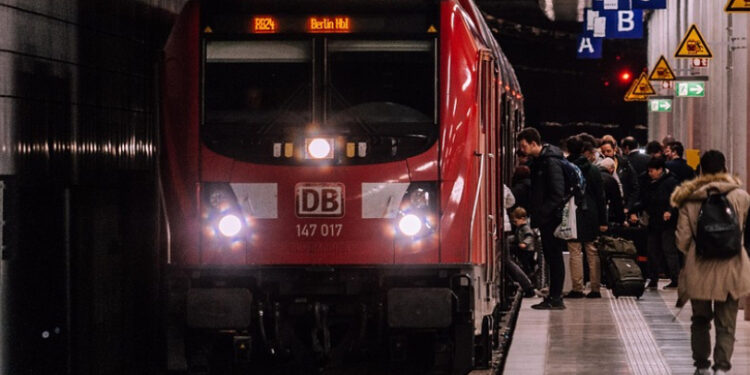 Paura sulla Circumvesuviana: treno evacuato per fumo a Castellammare di Stabia