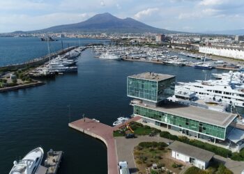 Castellammare di Stabia: 30enne si lancia in mare, salvato dalla Guardia Costiera