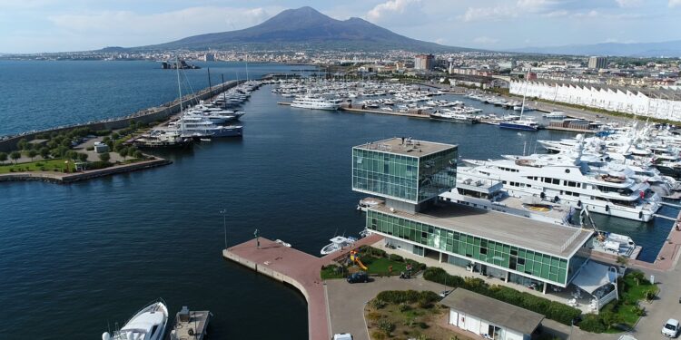 Castellammare di Stabia: 30enne si lancia in mare, salvato dalla Guardia Costiera