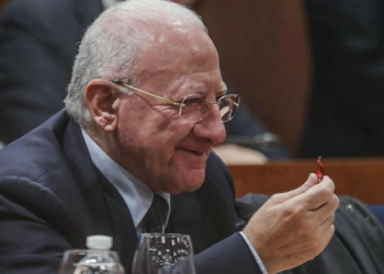 De Luca ironico dopo lo stop al terzo mandato: “Inizia una nuova era di purezza morale… ma noi pensiamo a lavorare”