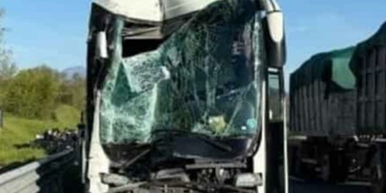 Eroe di Serino salva bambini in incidente sull’A1: mette in sicurezza i piccoli dopo lo scontro tra bus e tir