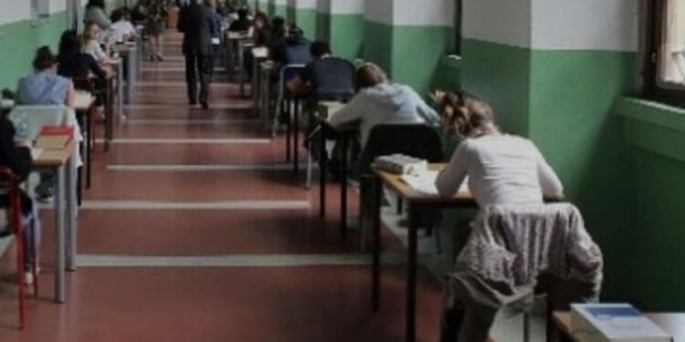 Truffa dei falsi diplomi ATA: smantellata rete criminale nel Beneventano