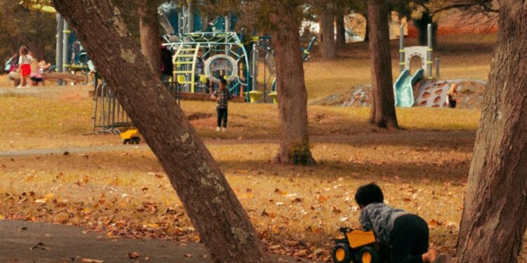 Assolti madre e fratello: il Tribunale di Cuneo chiude il caso del bambino trovato solo al parco