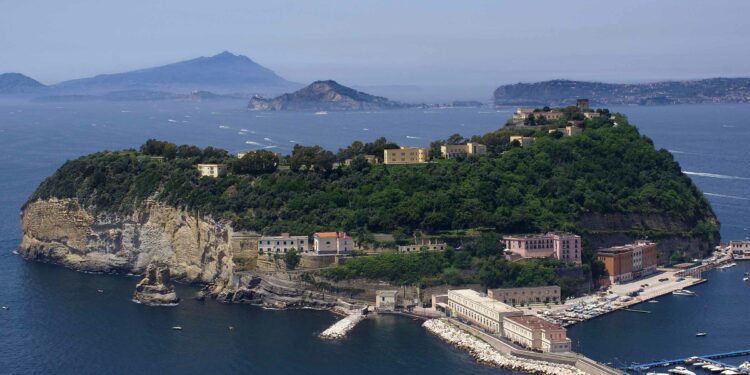 Carcere minorile di Nisida: aggrediti degli agenti nella notte dopo il ritrovamento di un cellulare