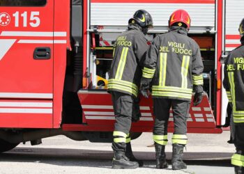 Torre Annunziata: uomo si barrica in casa minacciando di incendiare l’appartamento