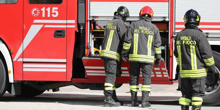 Torre Annunziata: uomo si barrica in casa minacciando di incendiare l’appartamento