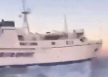 Napoli: motoscafo taglia la rotta a un traghetto Caremar